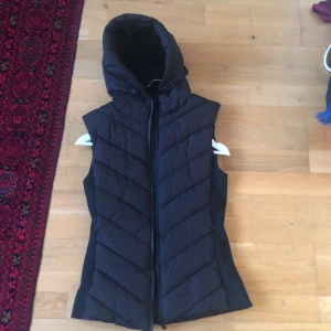 Zara vest - Säljer min zara vest som inte kommer till min användning. Den är använd minst 2 gånger men fortfarande i jätte bra skick. Kan prata om priset, original pris; 400 kr