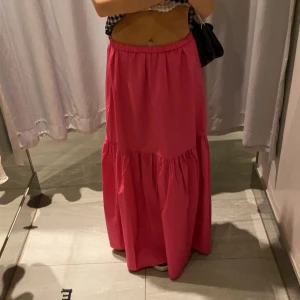 Rosa långkjol - jätte fin rosa långkjol som är helt nyskick pågrund av att den är för lång 