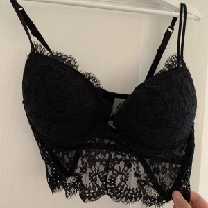 Svart spets bralette  - Svart spets bralette med push up från New Yorker! Bortklippt lapp men kupstorlek är D och jag uppskattar att omkretsen är 85 då det har varit min storlek! Använd endast fåtal gånger och ser inga fel förutom att den är lite nopprig på kuporna -> bild 3