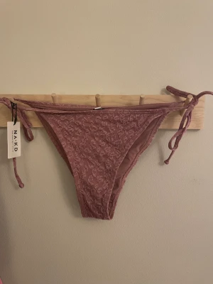 Bikiniset - Säljer mitt oanvända Bikiniset med en överdel och en underdel där båda är justerbara. Kommer från NA-KD och har jättefint mönster. Köparen står för frakten🌟