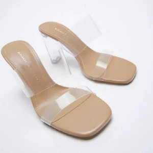 ZARA KLACKAR - Zara klackar i storlek 36! Perfekt inför studenten och sommaren❤️ som ni ser på de två andra bilderna så finns det små defekter men jag har aldrig använt de ute❤️