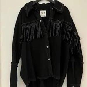 Zara jacka med fransar - Säljer denna jacka med fransar från zara, använd fåtal gånger, barn storlek men stor i storlek passar S/M