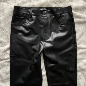 Skinn byxor Zara (fake skinn) - Säljer dessa svarta ”skinnimitation” byxor från Zara. De är aldrig använda eftersom de var för stora då jag fick hem dem. Normal midjehöjd och fullt långa i benen. Hör av er angående mått osv! 🥰