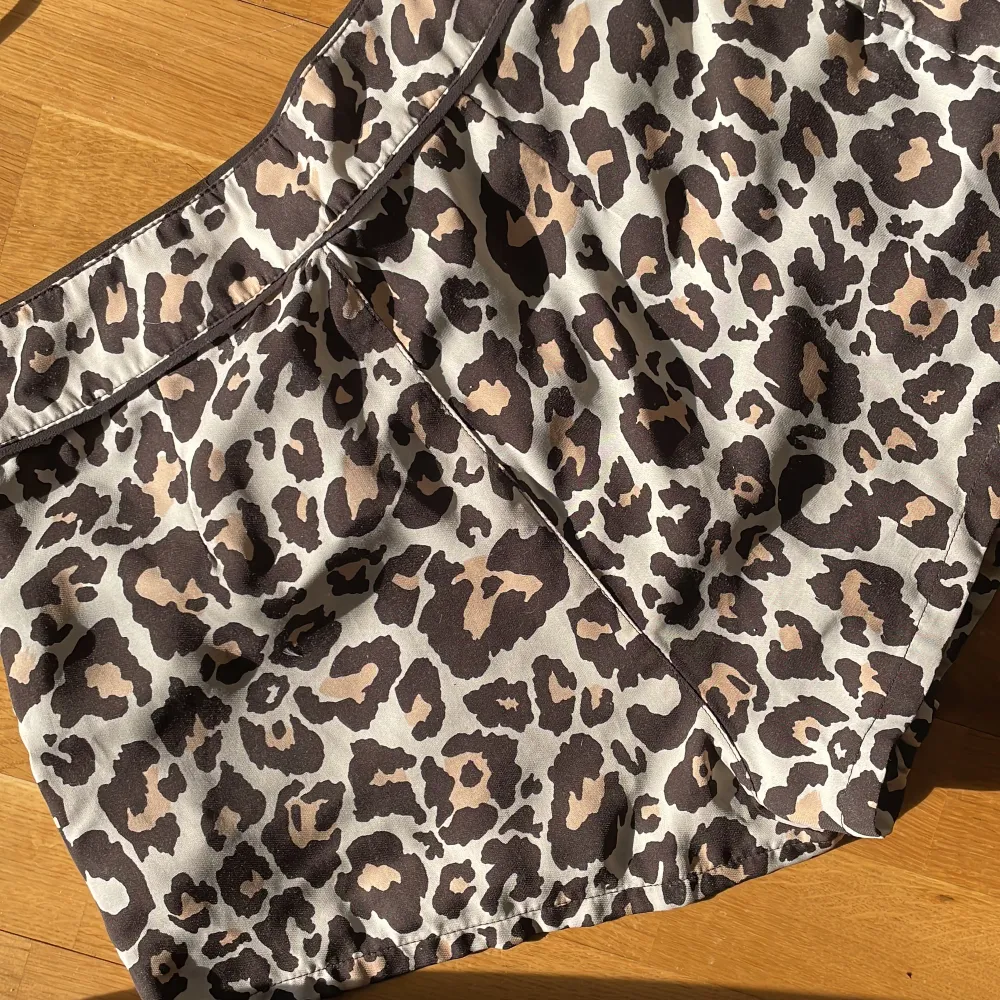 Gulliga shorts i leopardmönster 🐆Sparsamt använda! Från H&M Divided.. Shorts.