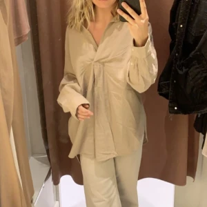 Skjorta - Säljer denna fina skjorta!! Storlek S. Frakt tillkommer!🥰