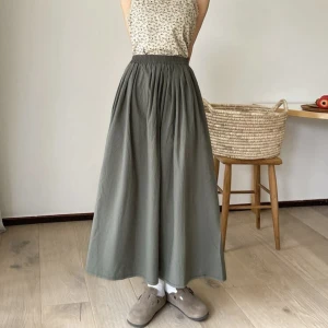 Kjol  - Fin kjol i khaki färg, aldrig använd! 