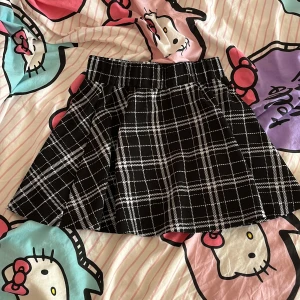 Svart vit rutig kjol - Säljer pga att jag inte använder den längre. Haft på mig ett par gånger. Den har stretch i midjan så den sitter runt. Är du intresserad/vill ha fler bilder/har frågor så kontakta mig. 