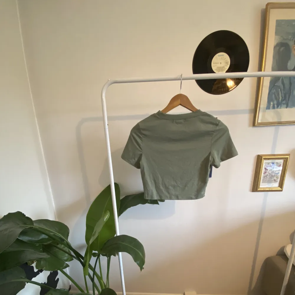 Grön T-shirt från Shein i nyskick! Säljer pga. aldrig använd!. T-shirts.