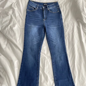 Jeans med lite bootcut - Relativt oanvända jeans som är stretchiga och sitter väldigt bra. Säljer pga ingen användning och hade passat bättre hos någon annan. Bra längd i benen med lite bootcut. Jättefina byxor. Strl 27 men passar även 28 och möjligtvis nån storlek till