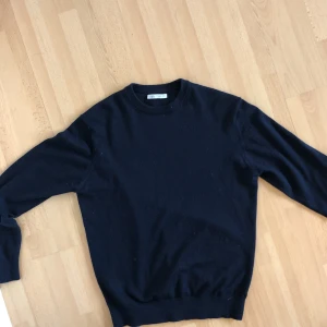 Stickad Zara tröja ( marinblå )  - En marinblå stickad Zara-tröja. Storlek S, och knappt använd. Skriv för mer information:)
