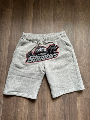 trapstar shorts - säljes då dem inte används, såklart äkta och köpte dem på ett drop, tror ja ha bevis på min email att dem är från trapstar
