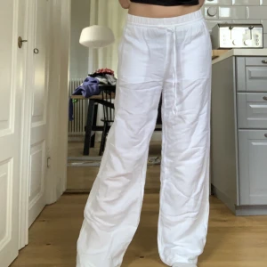 Vita linnebyxor - Säljer dessa snygga linnebyxor från h&m jag köpte förra året. Säljer pga jag har ett par likadana. Midja tvärs över: 37cm, innerben: 74cm (om man viker ned dem så passar dem mig som är 167cm lång) Kontakta mig vid frågor 💞