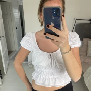 Vit sommar topp - Vit snygg sommartopp, bra skick inte använd mycket 