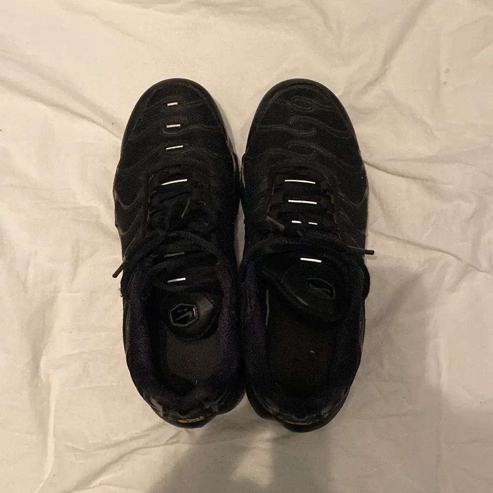 Säljer mina Nike air Max skor för att dom har blivit för små. Har tyvär inte kvitto elr box kvar. Lite skador under skorn och att reflek strecken på vänster sko har gått bort. Köpte dom för 2200. Skor.