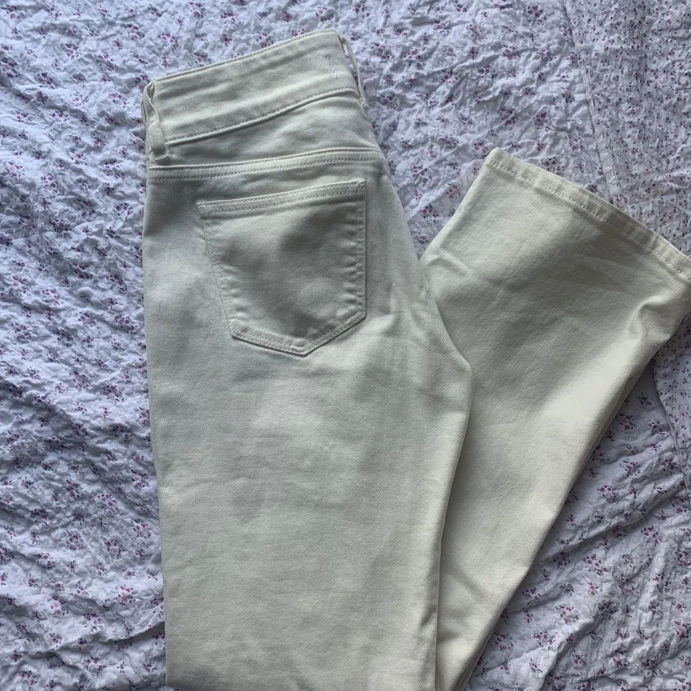 Skitsnygga lågmidjade bootcut jeans från Pull&Bear. Perfekta till våren! 🌸 Storlek 40 men passar 38 oxå Köparen står för frakten . Jeans & Byxor.