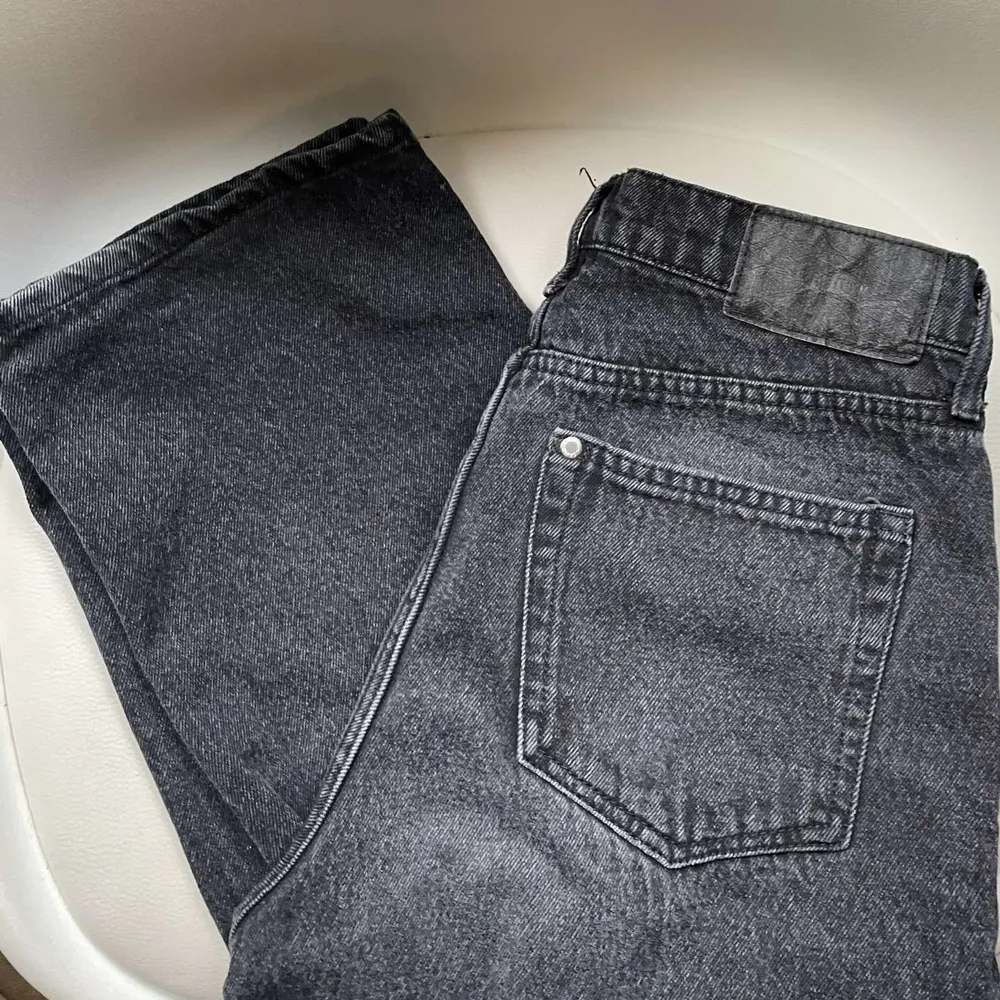 Från h&m, deras baggy low waist jeans. Stone washed i färgen. Ganska använda men ändå i fint skick!. Jeans & Byxor.