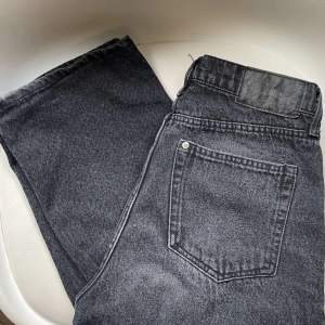 Från h&m, deras baggy low waist jeans. Stone washed i färgen. Ganska använda men ändå i fint skick!
