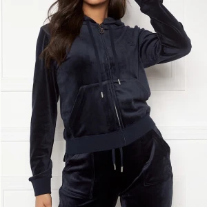 Juicy Couture  - Säljer mitt jätte sköna juicy sett pågrund av att det ej kommer till användning längre. Välanvänt i bra skick. Nypris är över 2000kr.