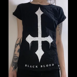 T-shirt med tryck - 'Black blood' T-shirt köpt från EMP 