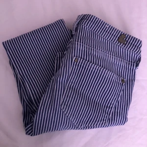 Blåvitta low waist jeans  - Min längd är 166cm 