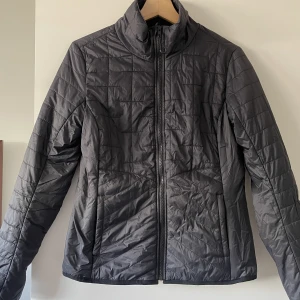 Lättviktsjacka - Lättviktsjacka perfekt för våren i fint skick. 