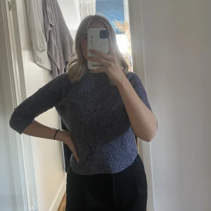 Tjocktröja i ull - Superfin tjocktröja i ull med korta ärmar. Står M i storlek men är mer som en S/XS. 