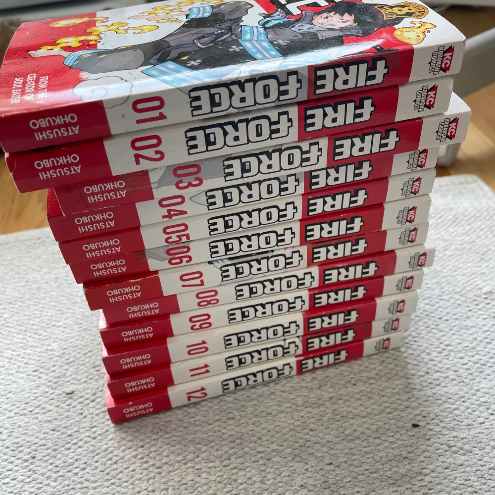 Säljer 12 volymer av Fire Force mangan då de ej kommer till användning! Säljer endast alla tillsammans och möts helst upp eftersom det är så många. Annars ligger frakten på 100-150kr Tror två av böckerna har någon liten skada så hör av dig vid frågor🫶🏼. Övrigt.