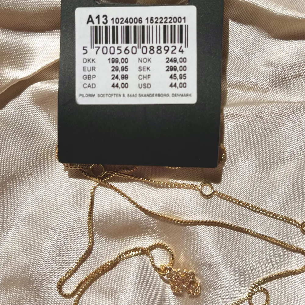 Säljer detta guldpläterade halsbandet med ett kors från pilgrim. Nypris 300kr säljer för 145kr inklusive frakt 😌 (!! Tryck inte på ”köp nu”!!!). Accessoarer.