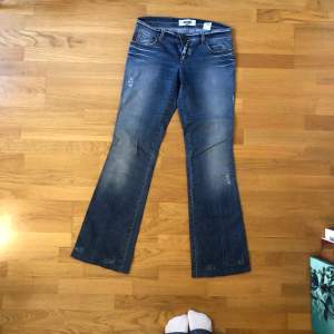 Låga och utsvängda moschino jeans som är svin snygga, men tyvärr för små för mig 😢 Säljs därför vidare till någon som kan ta väl hand om och använda dem 😓😓 u Will be missed jeans❤️