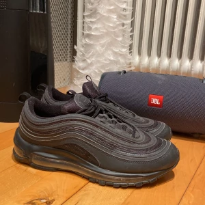 Säljer Nike Air Max 97 - Orginal pris : 2000kr Mitt pris : 600kr Säljer dessa då de inte passar min stil. Skick 6.5/10 defekt på snöret på ena skon, utöver det toppen skick!