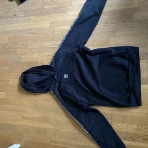 Adidas Hoodie - snygg hoodie med inga defekter, skriv för mer info.