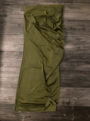 Kjol med slits - Kjol med slits , 30kr+frakt , aldrig använd 