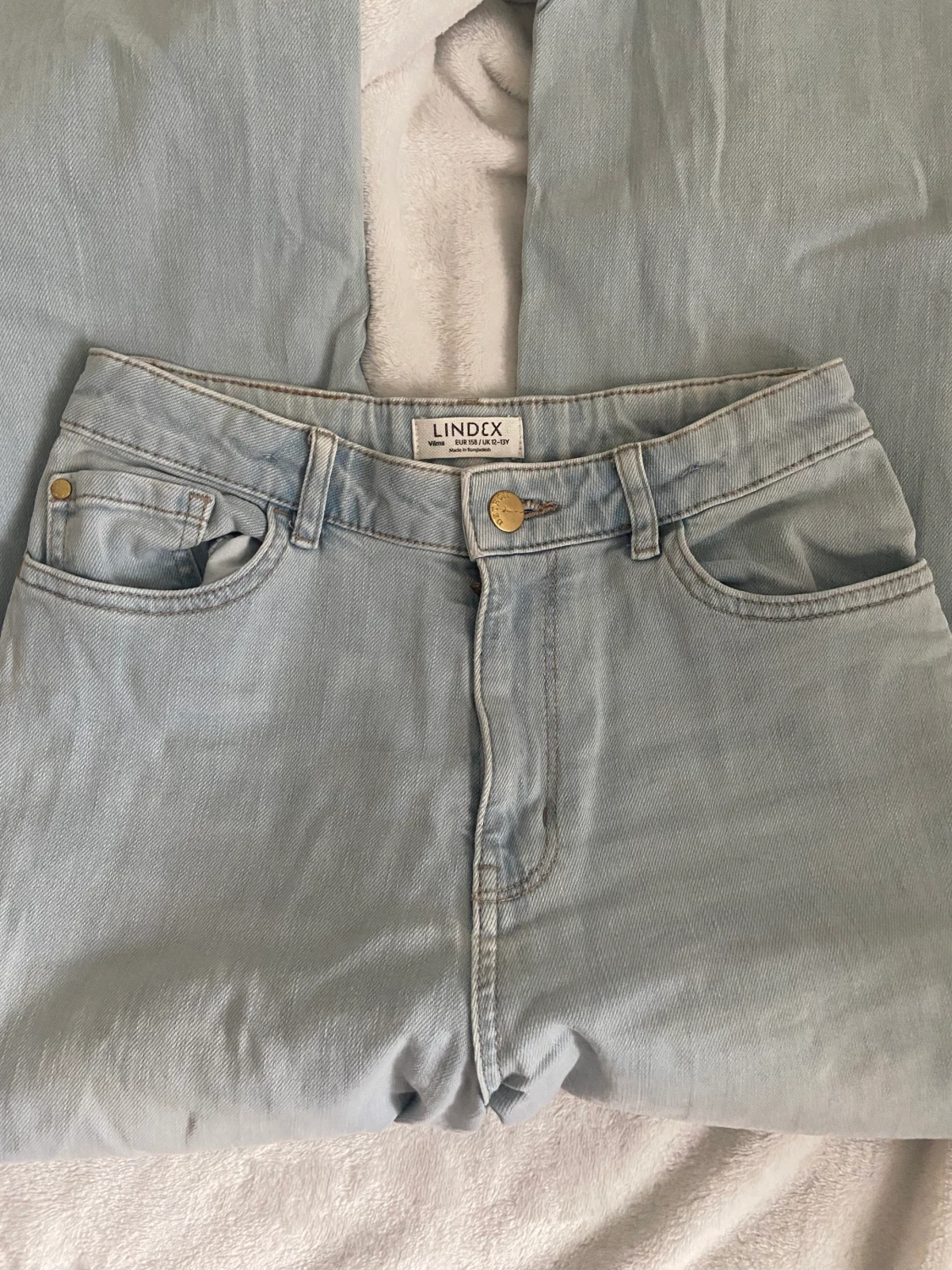 ljusblåa högmidjade jeans