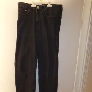 Jeans relaxed fit - Säljer på grund av att de är för små. Nypris köpta: 400 Skick 9/10 typ snvänt 5 gånger