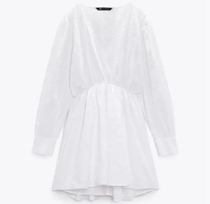 Zara Klänning - superfin klänning från zara i jättebra skick! perfekt för student/skolavslutning 💕💕💕skriv för fler bilder!