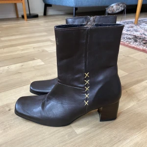 Stövletter  - Välskötta skor i storlek 38 men skulle säga att de är mer som 37! 