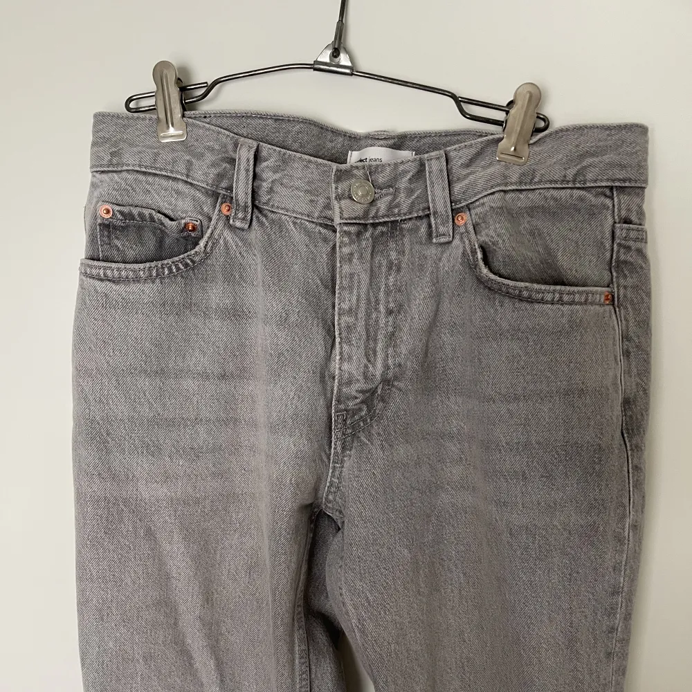 Säljer dessa helt oanvända lågmidjade jeans från Gina💕gråa lågmidjade jeans, långa i modellen. Storlek 36. Nyskick. Nypris 500kr😁   Köparen står själv för frakten!. Jeans & Byxor.