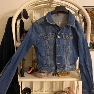 Jeansjacka - Jättefin jeansjacka med lite slitningar  Storlek 38 men är lite stretchig 