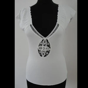 Mycket snygg puder vitt topp fina detaljer - (kan ej skicka fler bilder eller visa hur den ser ut på) storlek S. möts i stockholm eller fraktar 🖤