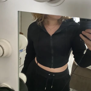 Croptop med rhinestone - Topp i skönt och gosigt material med luva, dragkedja och snören. Kroppad med jättesnygg passform och rhinestone på baksidan: angel. 🫶🫶 strl S, 80kr+frakt knappt använd 