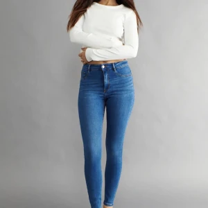 Blå jeans - Säljer dessa billiga blåa jeans från Gina Tricot. Storlek M men passar även dig som har S! Skickar fler bilder vid intresse🥰