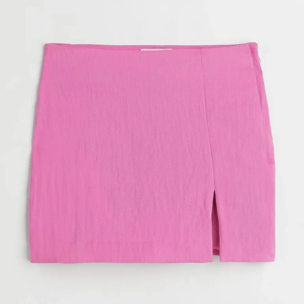 En rosa linnekjol från hm, är oanvänd och bara testad. Söker pga fel storlek. Jättefin och skönt material nu till sommaren💓💓. Kjolar.