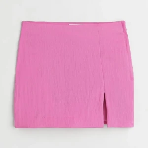 Linne kjol - En rosa linnekjol från hm, är oanvänd och bara testad. Söker pga fel storlek. Jättefin och skönt material nu till sommaren💓💓