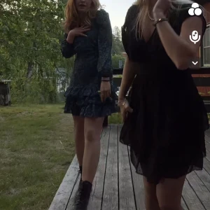 Klänning - Säljer klänningen till vänster! Supersnygg klänning köpt på Zalando! Storlek 38 men skulle säga att den passar en 36 också! 🤍🤍