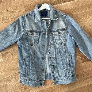 Jeans Jacka  - Snygg Jeans Jacka från Zara Man.  Använd 1 gång.  Varken slitage eller flaws. 