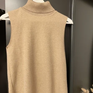 Beige polo - Skön stickad polo i beiget i storlek M, men passar också S. Från zara. Oanvänd med lapp kvar 