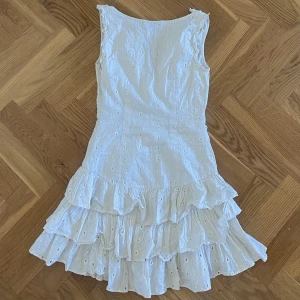Vit volangklänning - Perfekt studentklänning/sommarklänning. Säljer då den är för tajt för mig på bröstet(kanske syns på bild) Passar en storlek S.