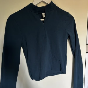 Tröja  - Fin långärmad tröja som sitter mycket smickrande på kroppen. Är en storlek M men är liten i storleken så passar mer någon som har S. Tröjan är aldrig använd. 