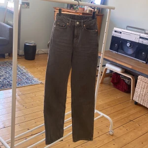 Weekday jeans - Snygga hårtvättars jeans, använda en gång men är för små för mig. Hög i midja med raka ben 