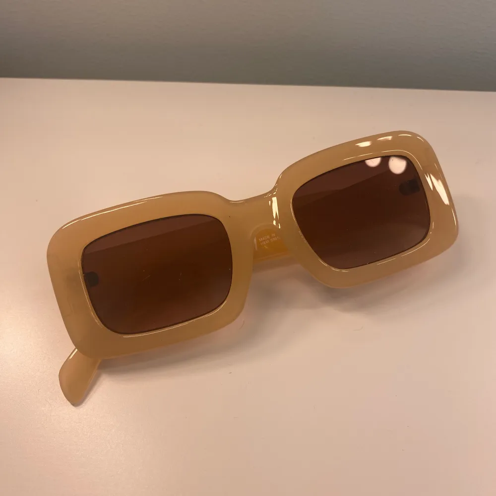 Säljer nu dessa solglasögon ifrån H&M. Köpta förra sommaren men aldrig använda. Super skick utan repor! Priset kan såklart diskuteras . Accessoarer.